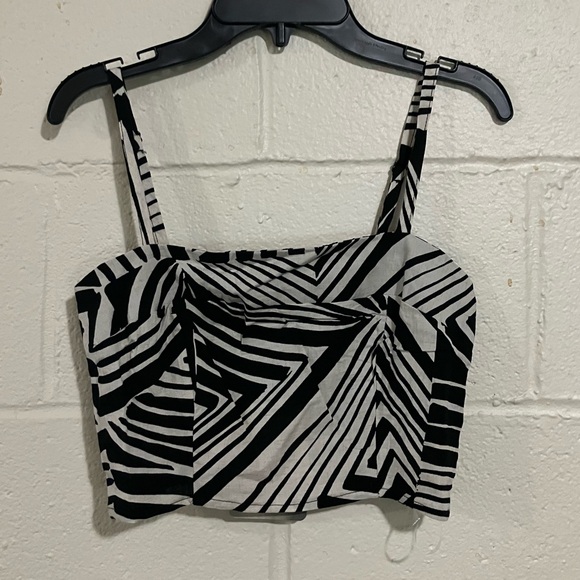 Lily Rose Abstract Geo Print Cold Shoulder Top Size XS Black & White NWT - Picture 3 of 7